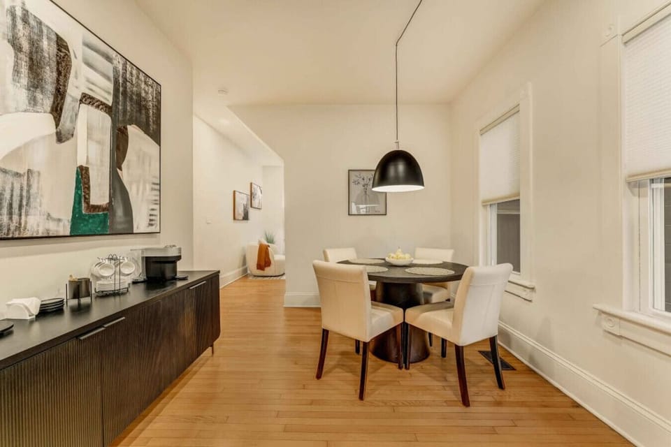 Cozy dining area in the kitchen, ideal for meals with seating for 4 guests.