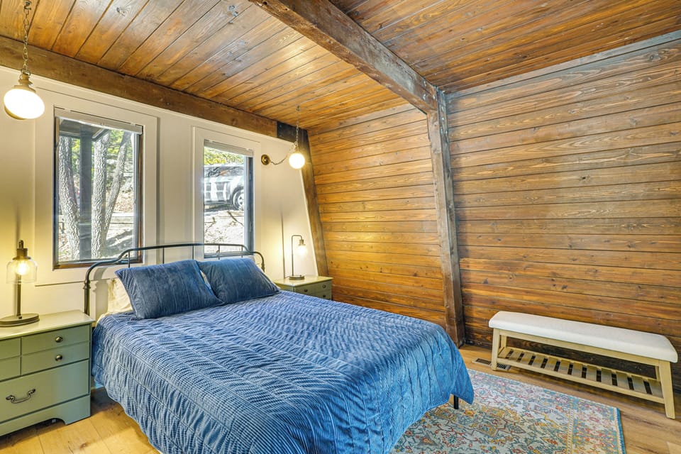 Bedroom 1 | Queen Bed | 1st Floor