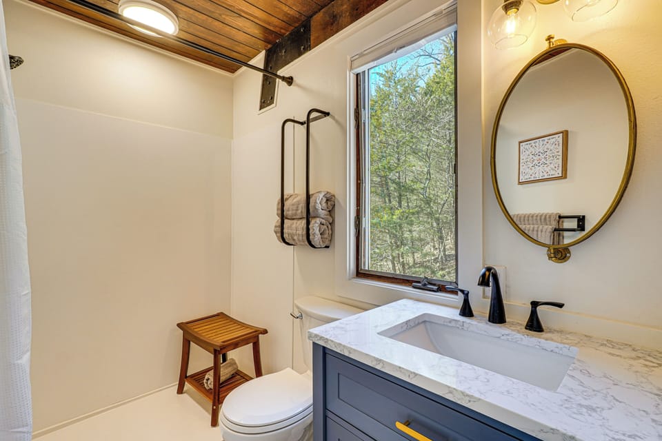 Bathroom | 1st Floor | Towels Provided