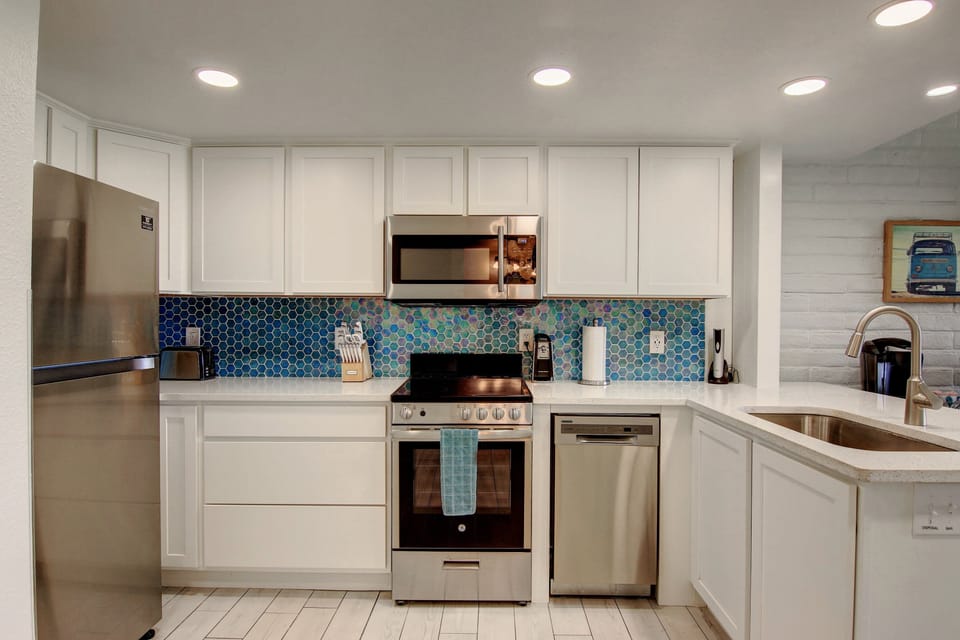 Fully equipped kitchen with full size refrigerator