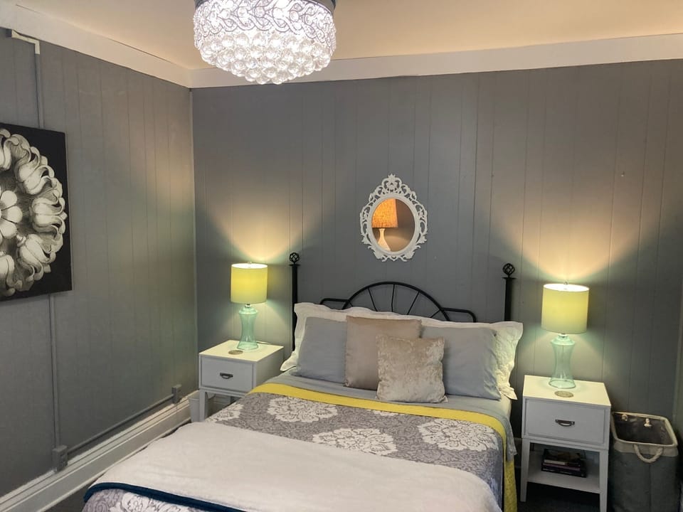 Flora Suite - First Floor 
Queen Bed