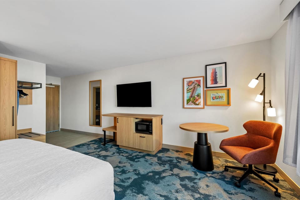 Room, 1 King Bed, Refrigerator