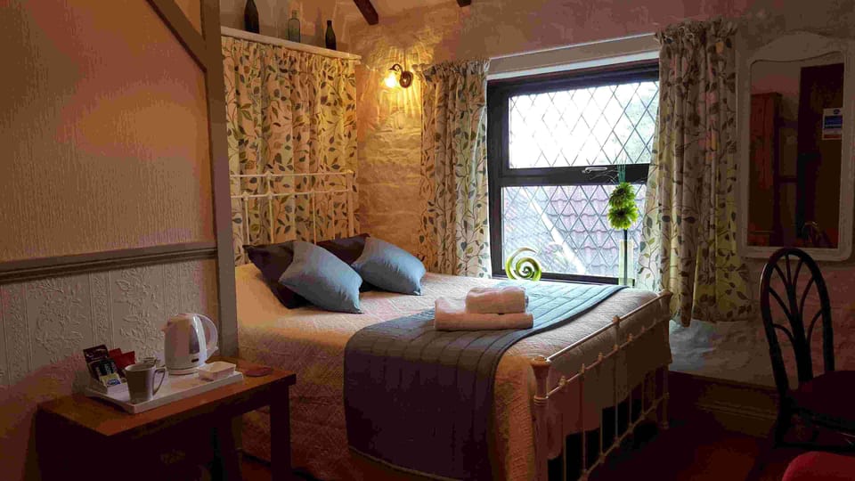 Deluxe Double Room | Desk, WiFi (free), bed sheets