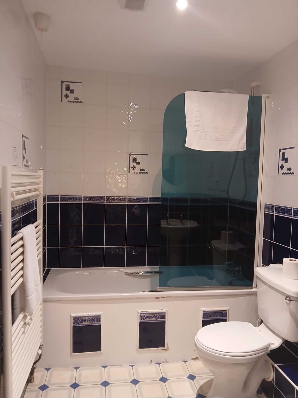 Deluxe Double Room | Bathroom | Free toiletries, hair dryer, towels, soap
