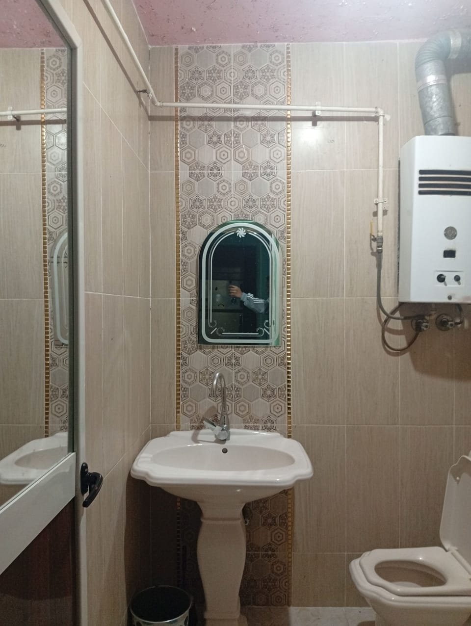 Basic Room | Bathroom | Slippers, bidet, towels, soap