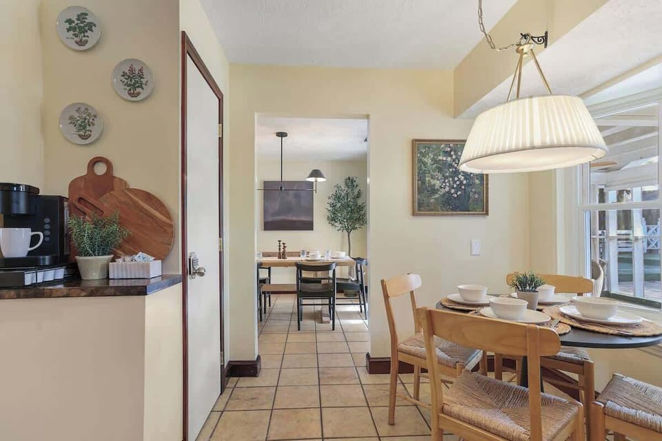 This small, sunny kitchen is well-organized, making meal prep easy. Enjoy your meals while overlooking the backyard and pool. 