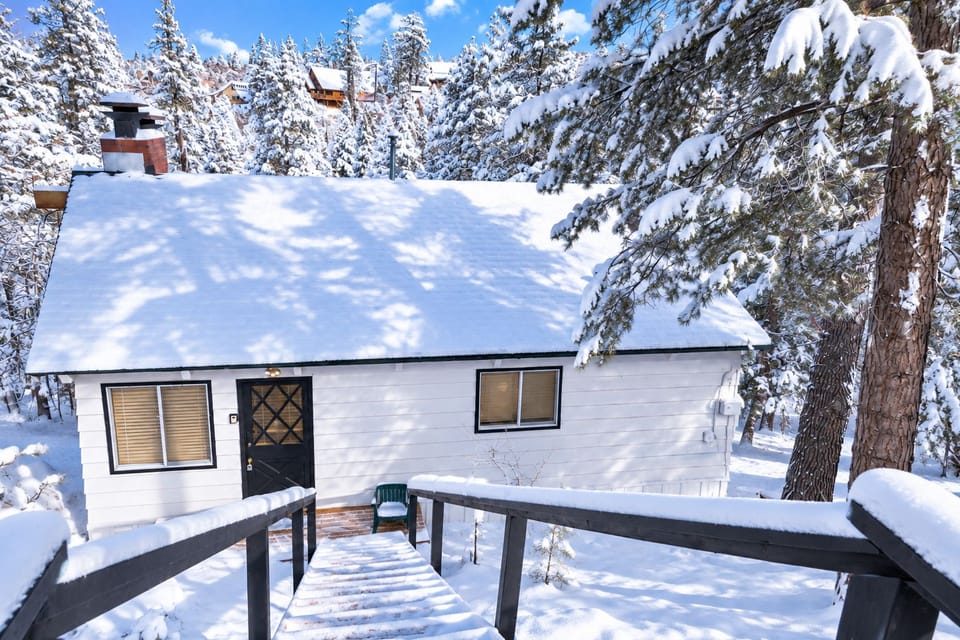 Snow covered Big Bear Cool Cabins, Joebellarue Home