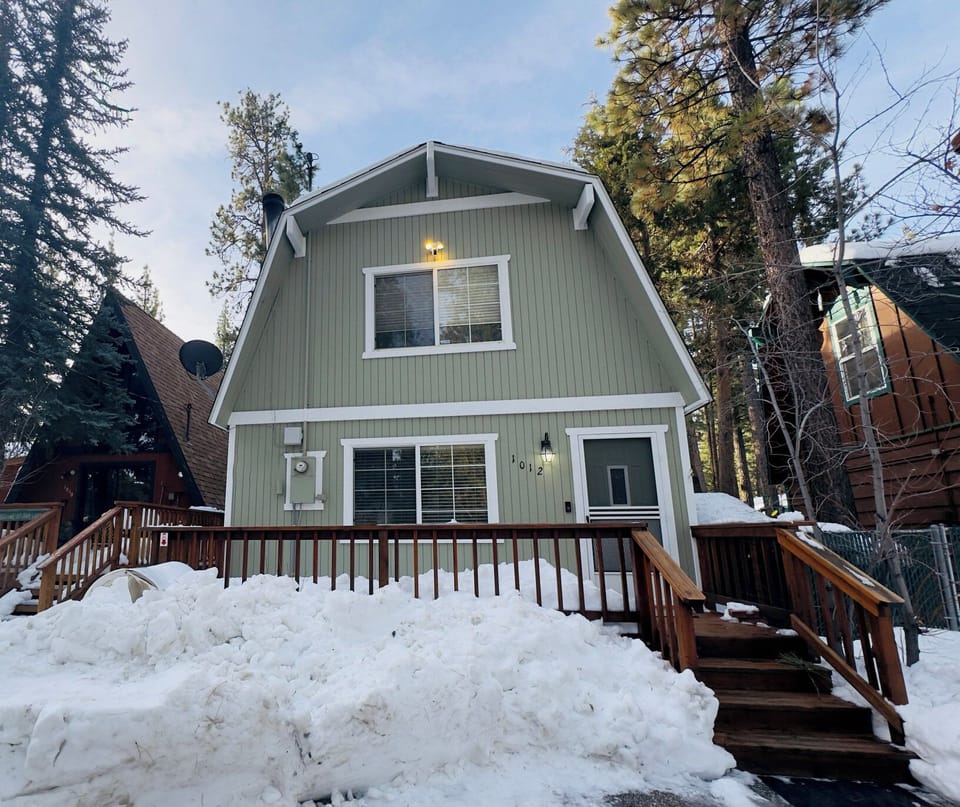Snow covered Big Bear Cool Cabins, The Wolf Lodge
