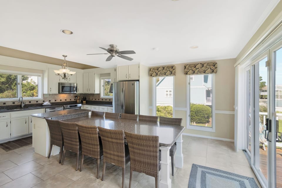 Kitchen and dining area on the middle floor