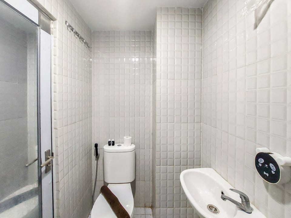 Studio | Bathroom | Shower, towels, soap, shampoo
