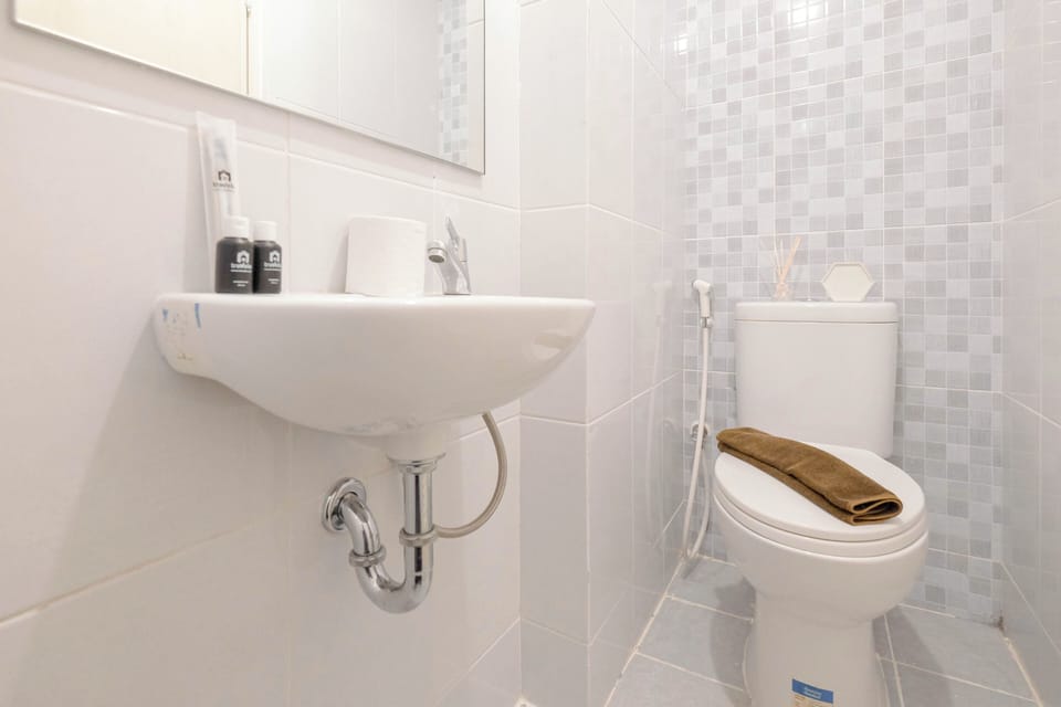 Studio | Bathroom | Shower, towels, soap, shampoo
