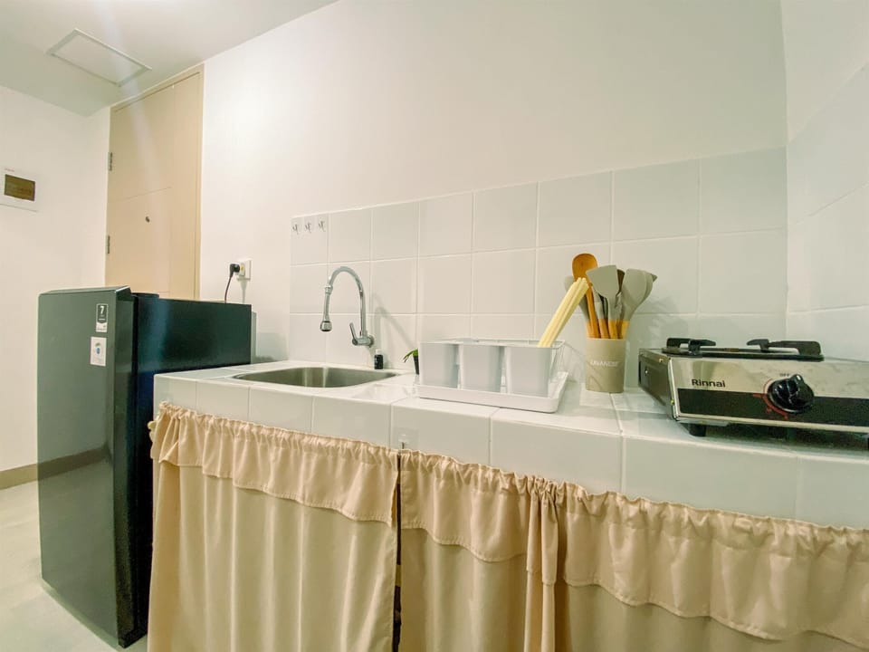 Apartment | Private kitchen | Full-size fridge, stovetop, rice cooker, dining tables