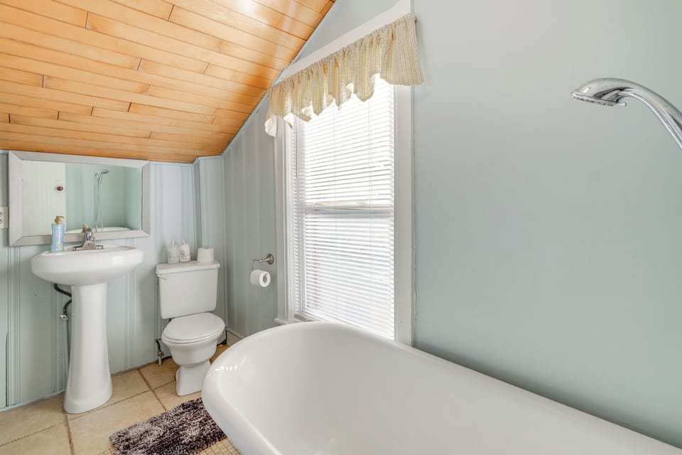 Full Bathroom | 3rd Floor | Towels Provided