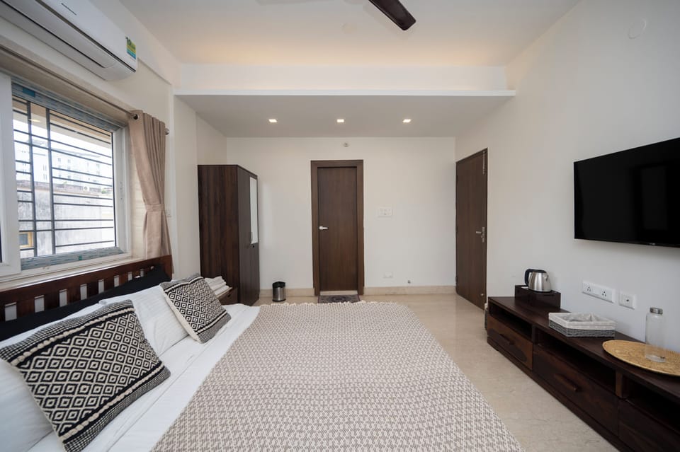 Standard King Room, 1 King Bed, Non Smoking, Private Washroom | In-room safe, desk, laptop workspace, iron/ironing board