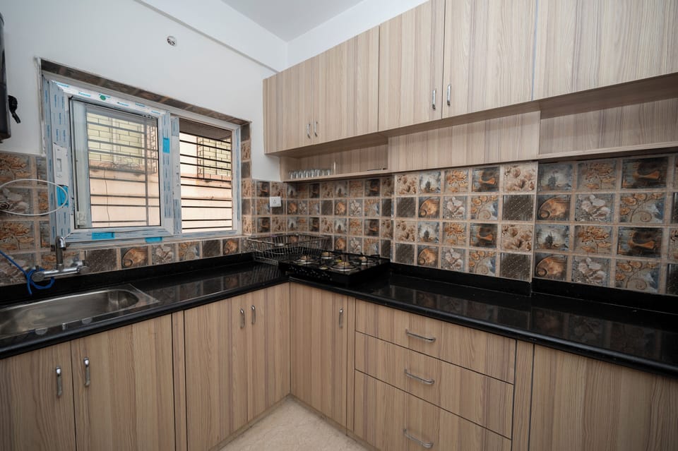 Full-size fridge, microwave, oven, stovetop