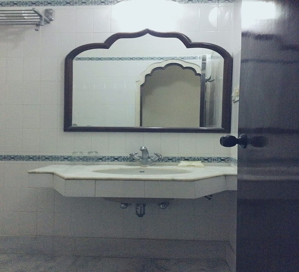 Classic Double or Twin Room | Bathroom | Shower, free toiletries, towels, soap
