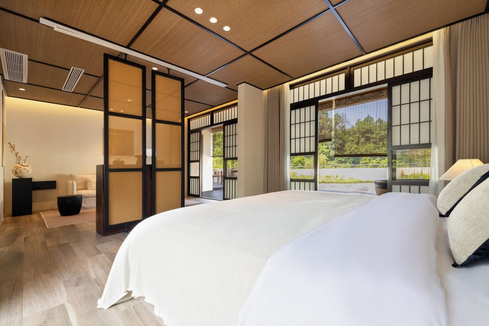 Premium bedding, desk, blackout drapes, free WiFi