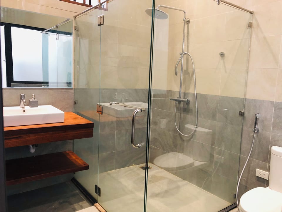 Family Suite, Garden View | Bathroom | Shower, hair dryer, bidet, towels