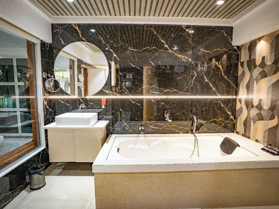 Suite Room with Bathtub | Bathroom | Free toiletries, toilet paper