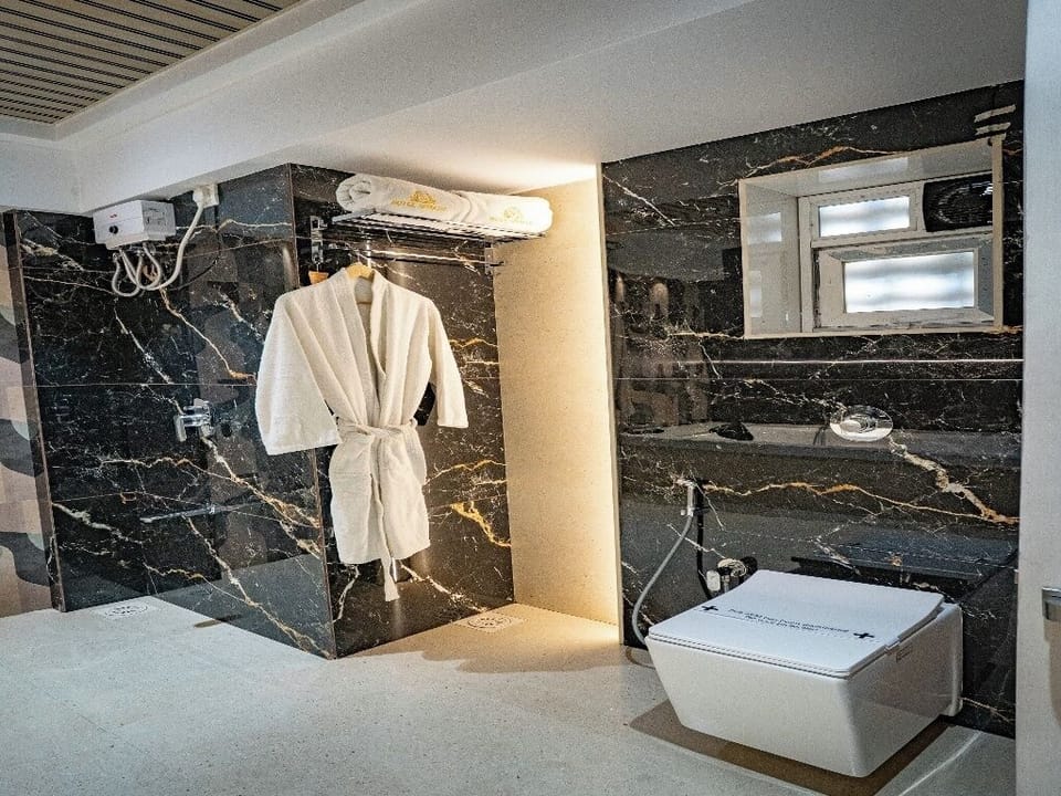 Suite Room with Bathtub | Bathroom | Free toiletries, toilet paper