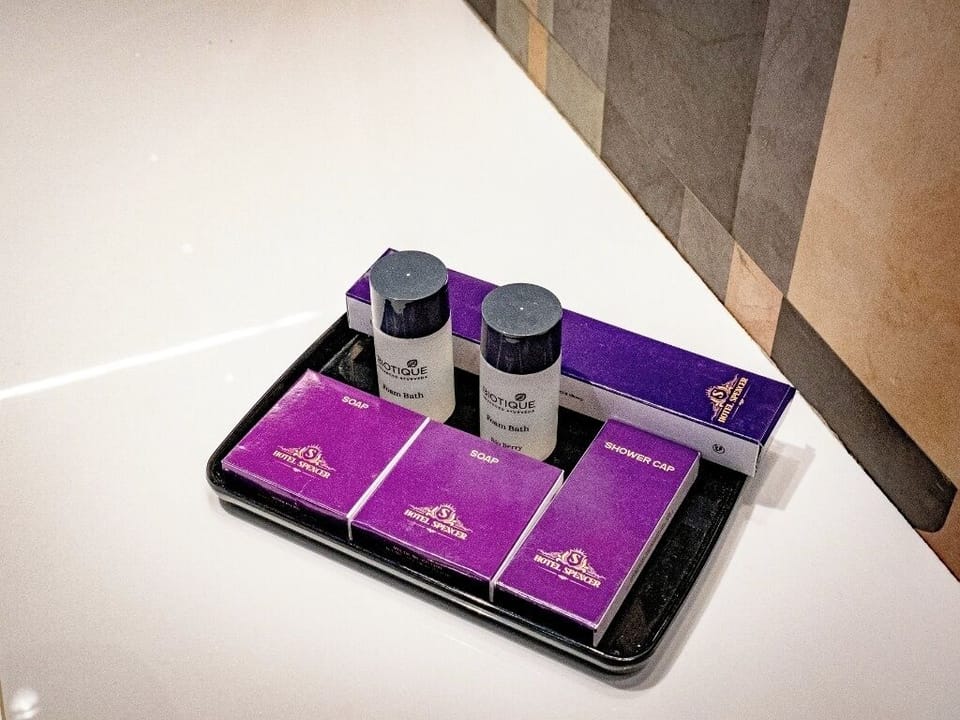 Suite Room with Bathtub | Bathroom | Free toiletries, toilet paper