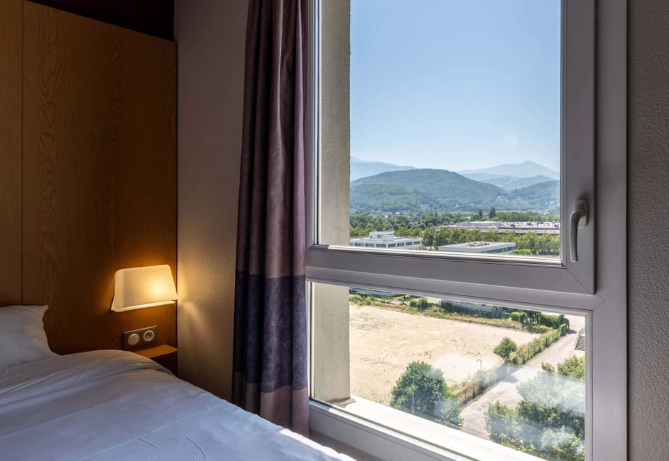 1 bedroom, premium bedding, desk, soundproofing