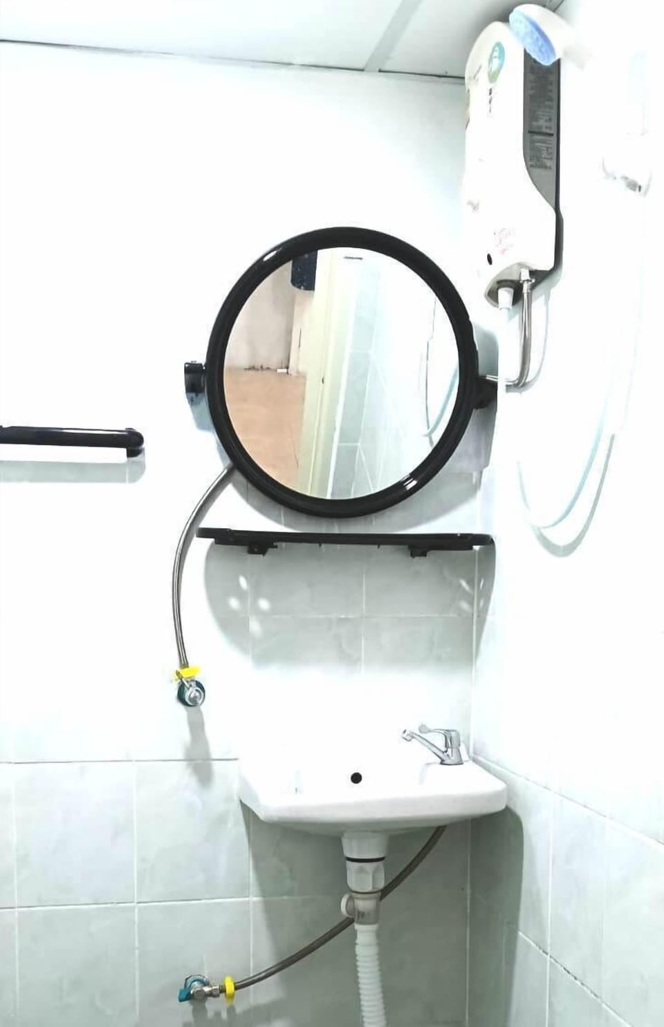 Standard Double Room | Bathroom | Shower, towels, soap, shampoo