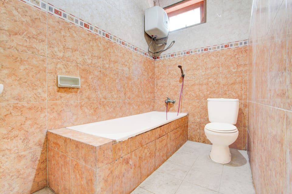 Family Suite | Bathroom | Shower, free toiletries, towels