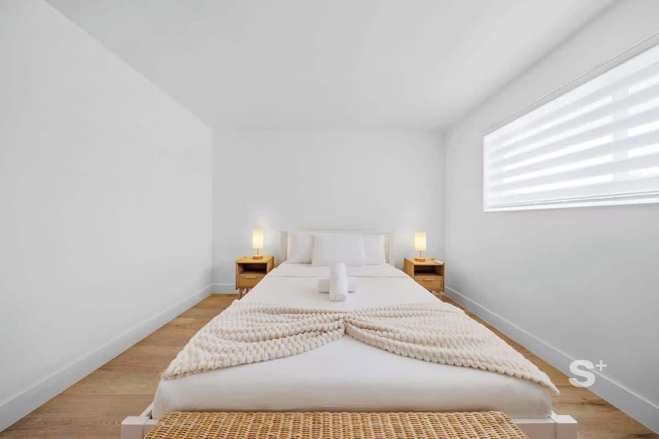 Recently renovated 1 Bedroom apartment with Queen Size bed and a Sofa Bed 