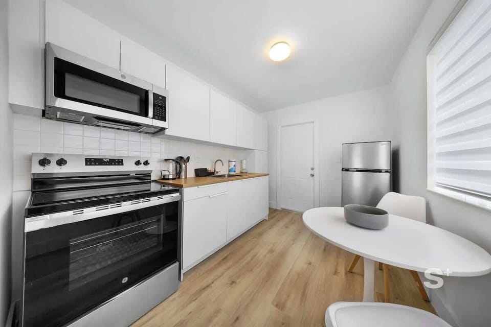Fully equipped kitchen with stainless steel appliances. Cook your favorite meals! 
