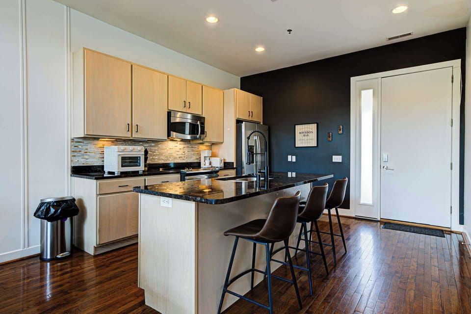 Kitchen: Bright and airy kitchen featured with high quality appliances perfect for preparing your home meals!