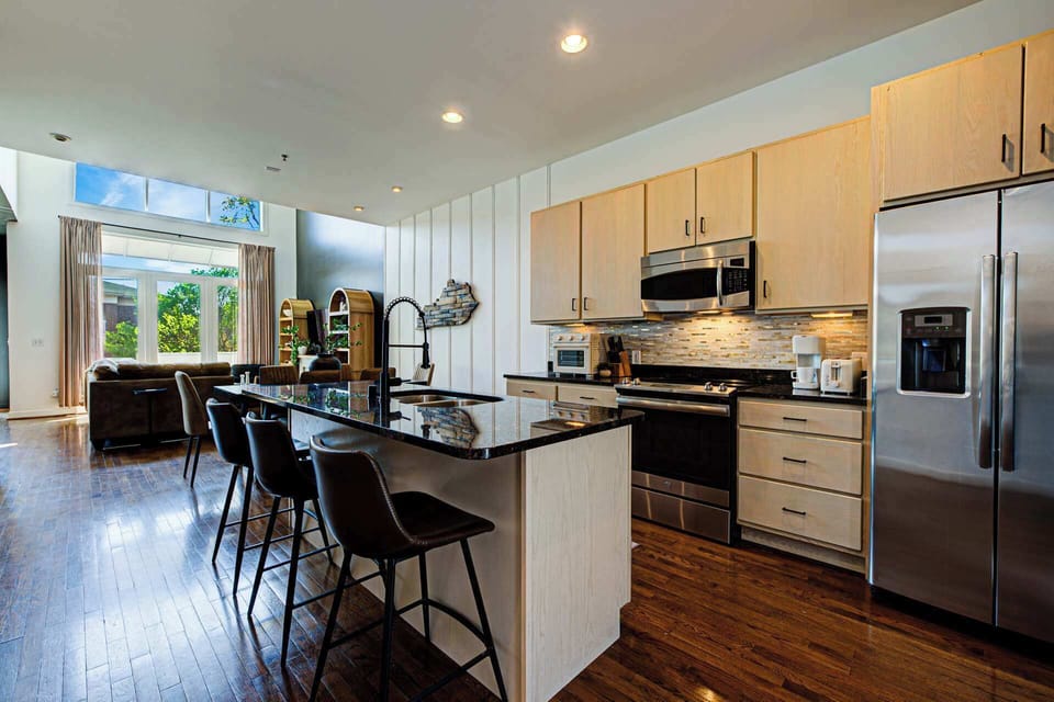 Kitchen: Bright and airy kitchen featured with high quality appliances perfect for preparing your home meals!