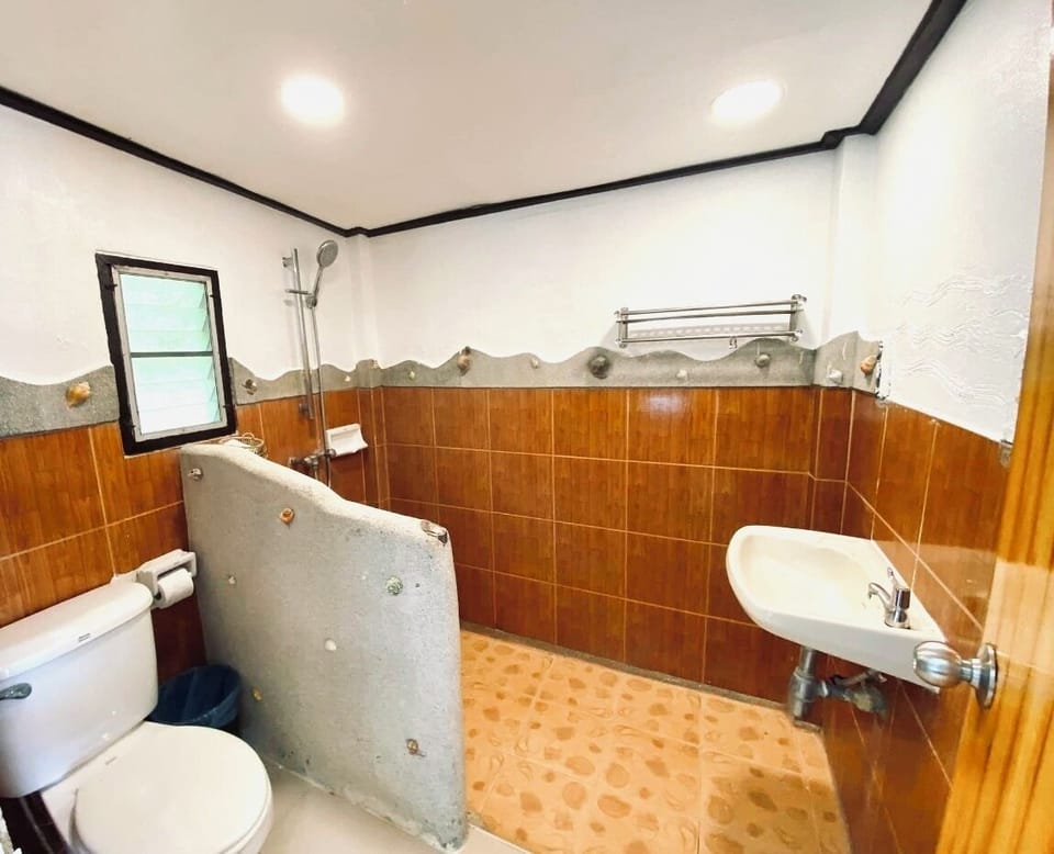 Classic Room, Garden View | Bathroom | Free toiletries, hair dryer, towels, soap