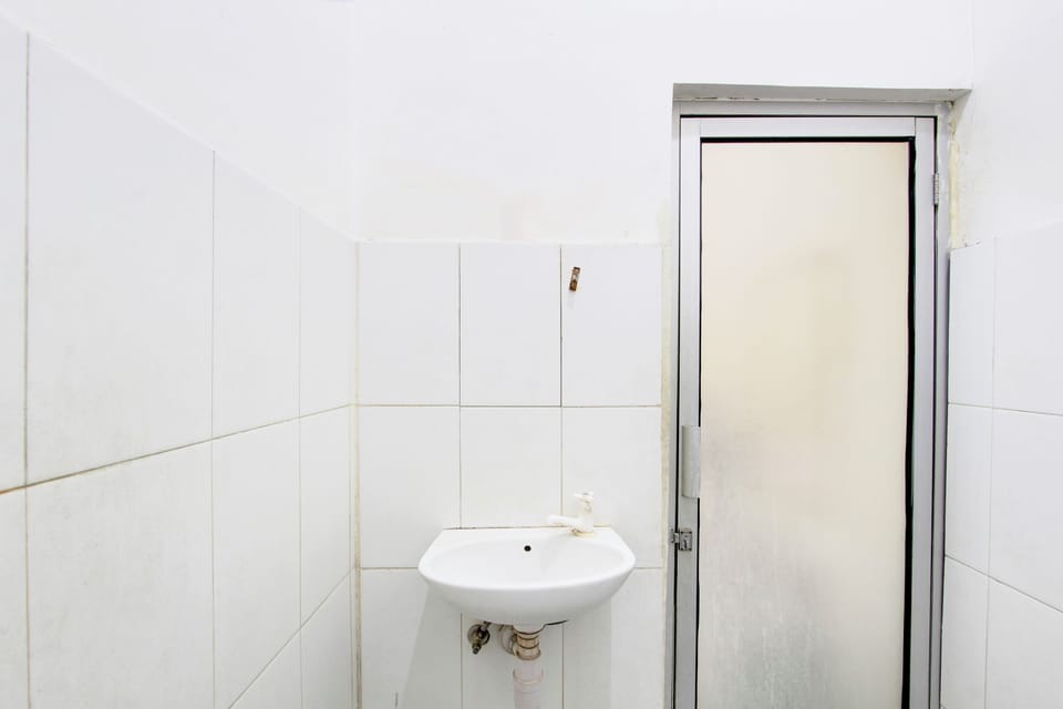 Standard Double Room | Bathroom | Shower, free toiletries, towels