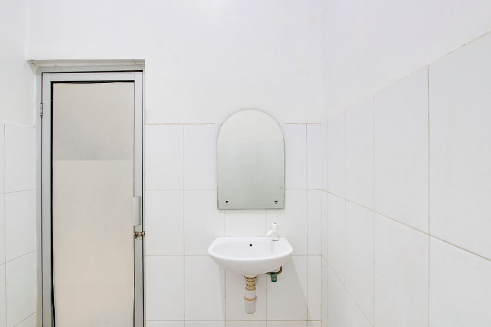 Deluxe Double Room | Bathroom | Shower, free toiletries, towels