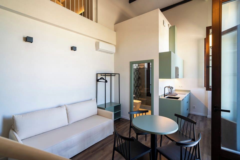 Comfort Studio Suite | Laptop workspace, iron/ironing board, free WiFi, bed sheets