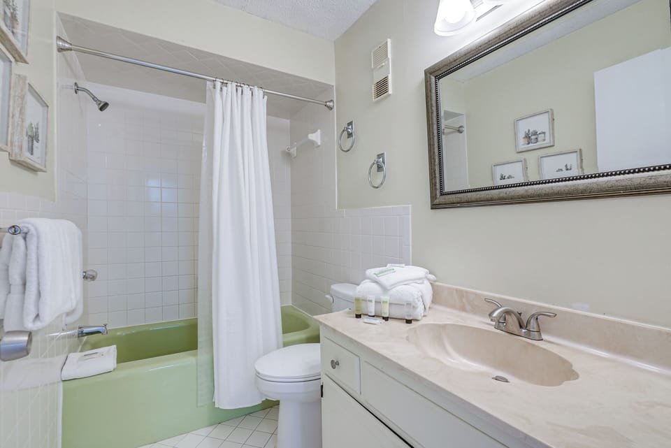 Regency Towers PCB Condo: Beach Access & 2 Pools Apartment in Lower Grand Lagoon