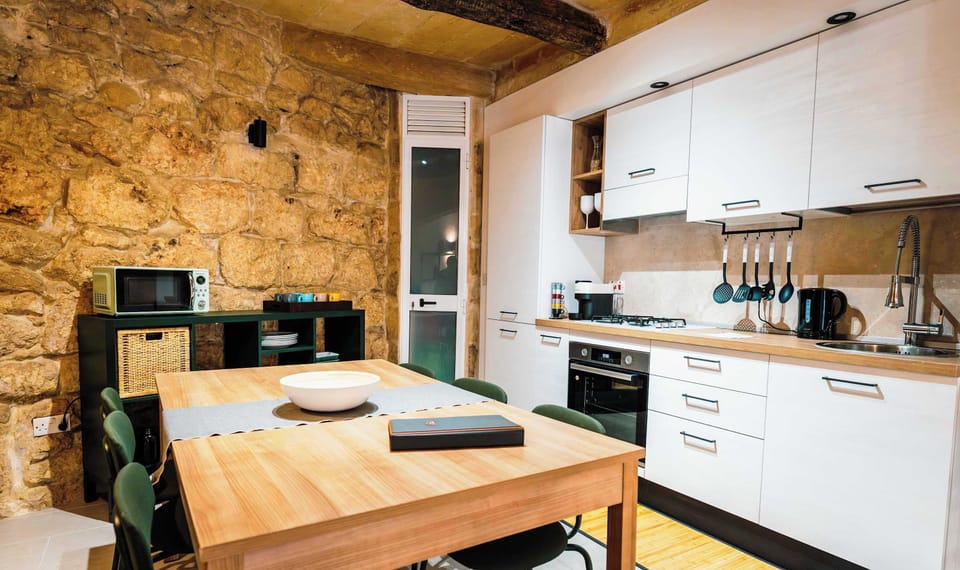 Fully equipped Kitchen and Dining Table