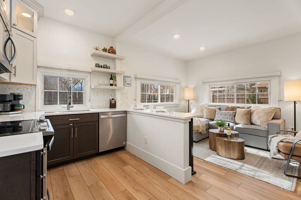 Apartment, Multiple Beds, Patio, Garden View (414 1/2 N Sherwood) | Private kitchen | Fridge, microwave, oven, stovetop