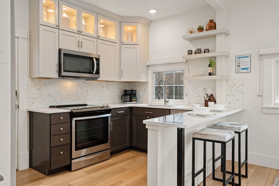 Apartment, Multiple Beds, Patio, Garden View (414 1/2 N Sherwood) | Private kitchen | Fridge, microwave, oven, stovetop
