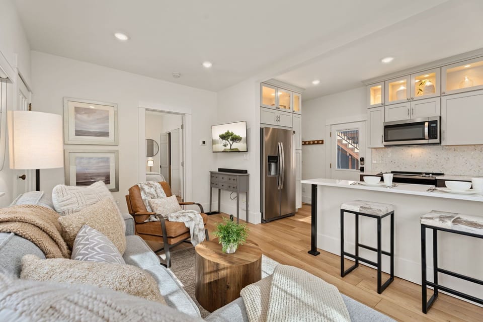 Apartment, Multiple Beds, Patio, Garden View (414 1/2 N Sherwood) | Living area | 42-inch flat-screen TV with digital channels