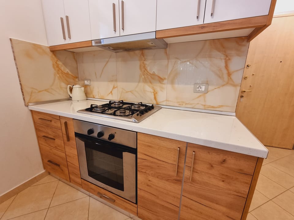 Classic Apartment | Private kitchen | Electric kettle, toaster