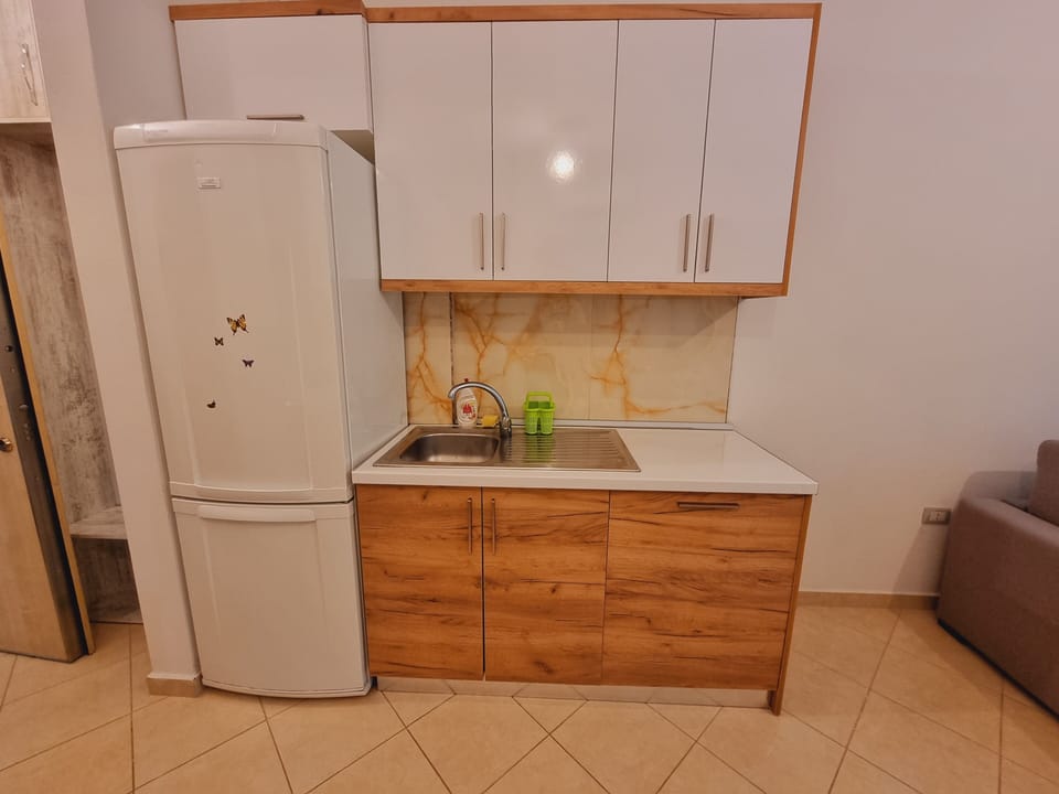 Classic Apartment | Private kitchen | Electric kettle, toaster