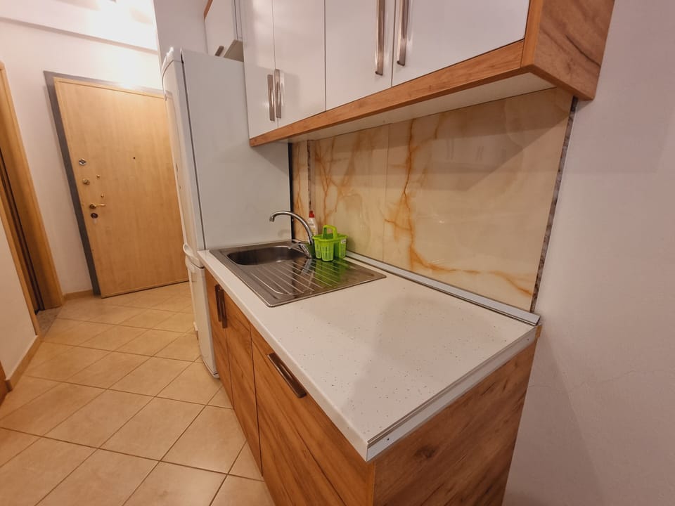 Classic Apartment | Private kitchen | Electric kettle, toaster