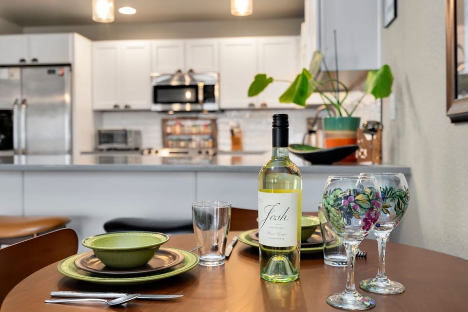 Townhome, Multiple Beds, Kitchen, Garden View (850 Baum St. (Unit B)) | Private kitchen | Fridge, microwave, oven, stovetop