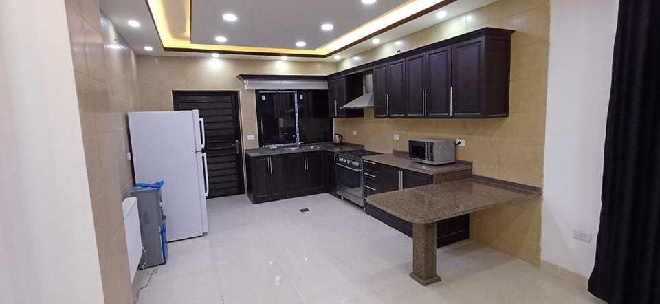 Full-size fridge, microwave, oven, stovetop