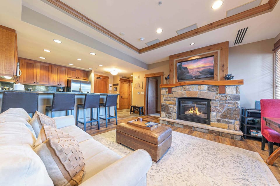 8001 Northstar Dr Unit 305-print-010-003-Interior-3360x2240-300dpi