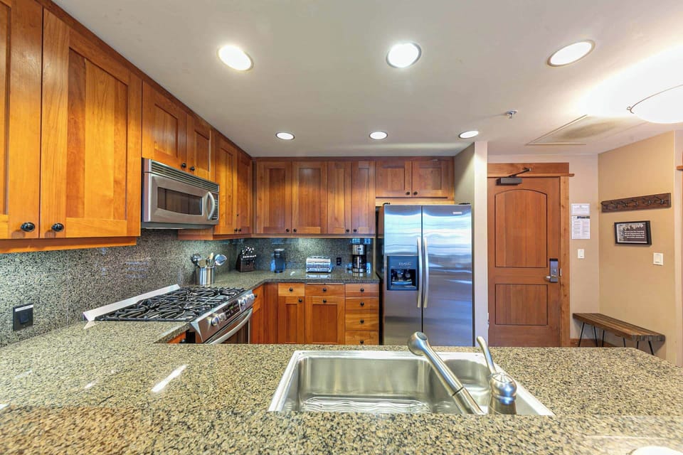 8001 Northstar Dr Unit 305-print-005-011-Interior-3360x2240-300dpi