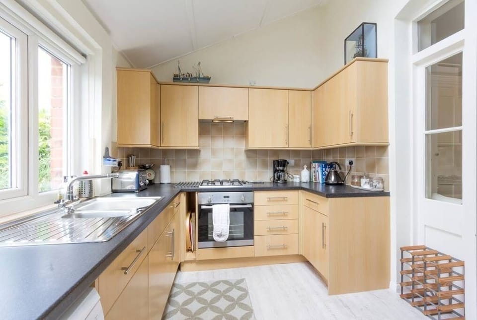 Fully fitted kitchen with coffee machine