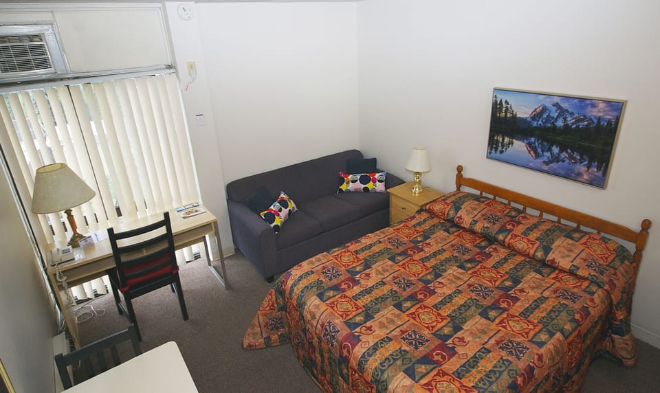 Standard Room, 1 Queen Bed | Desk, soundproofing, cribs/infant beds, rollaway beds